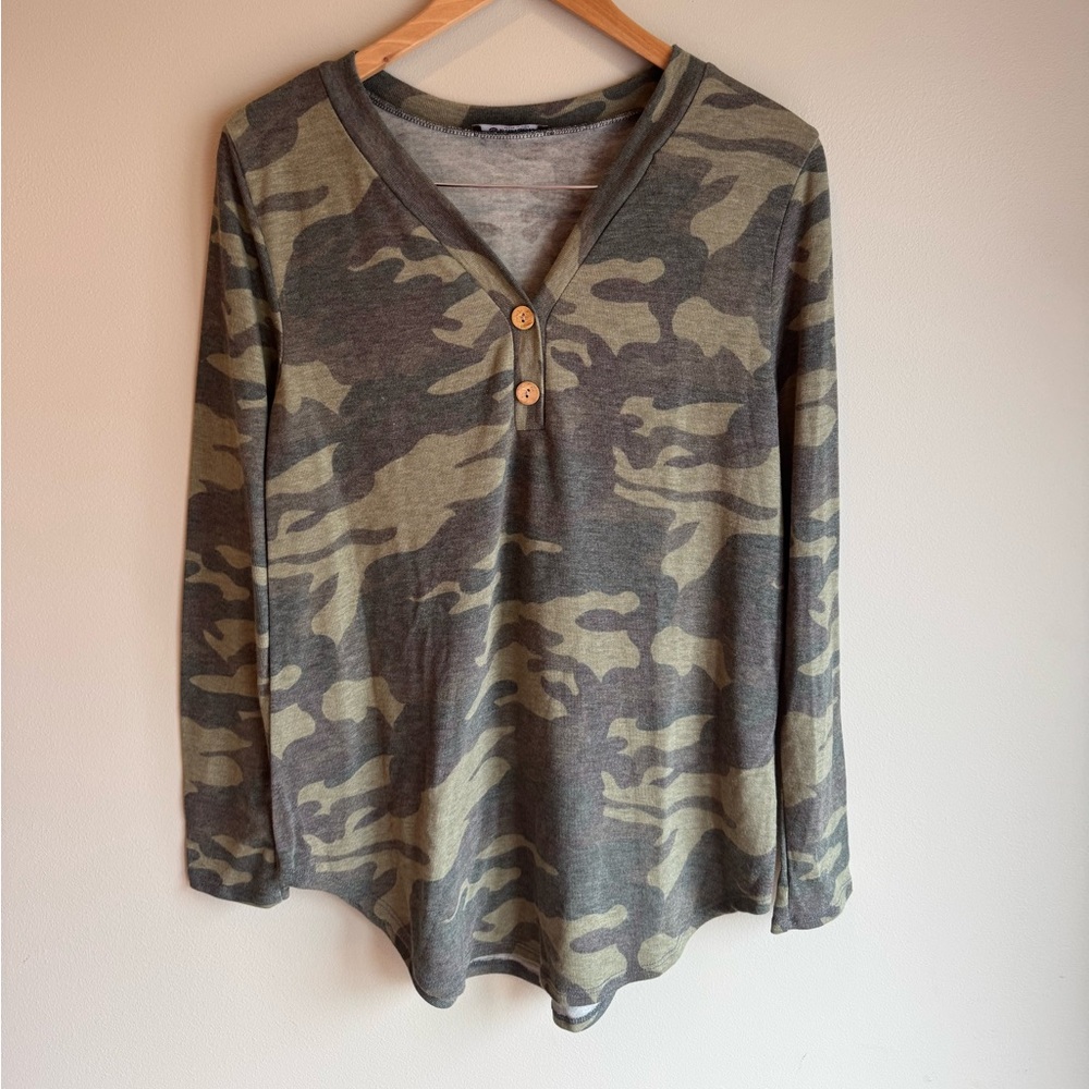 NWOT Bom Bom Camouflage Long Sleeve Henley Top Size Small